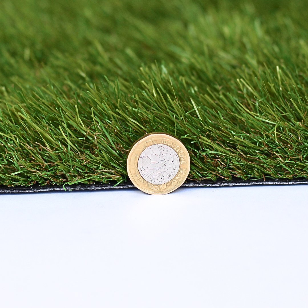 Castle Pro 40mm Artificial Grass pile height vs £1 coin