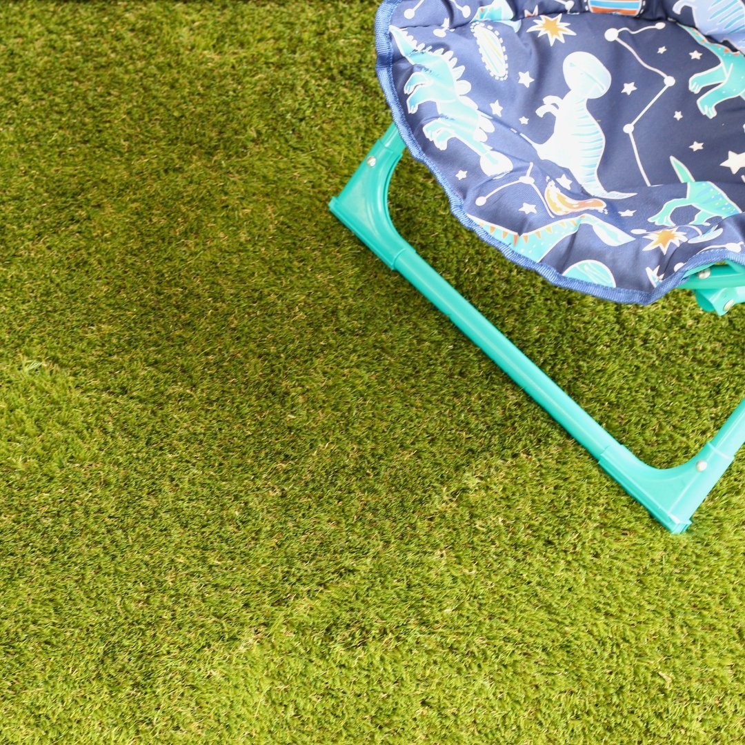 Helmsley 40mm Artificial Grass with kids chair (close up)