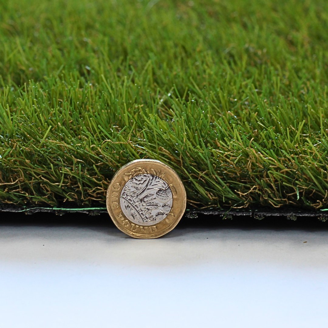 Stanton F 35mm Artificial Grass pile height vs £1 coin