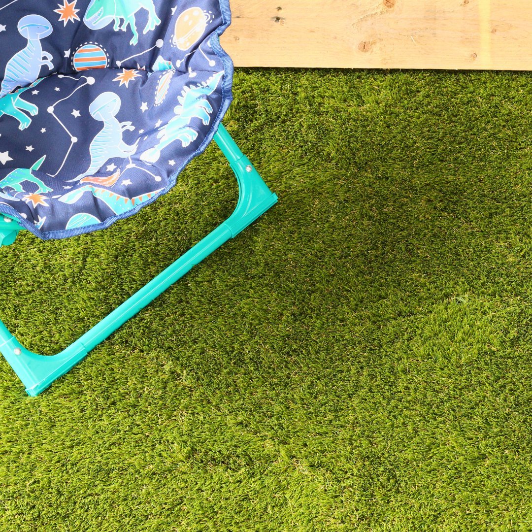 Helmsley 40mm Artificial Grass with kids chair (wide angle)